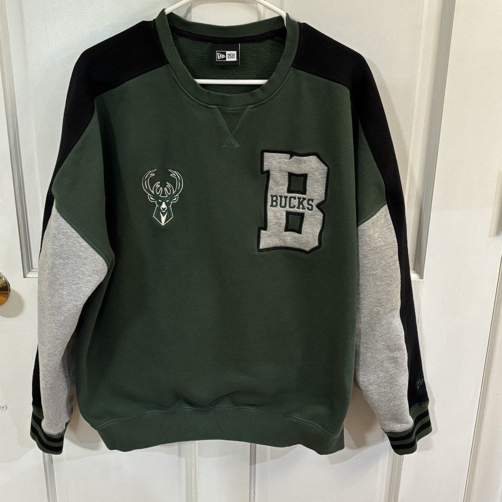New Era Men's Milwaukee Bucks Large Sweater Embroidered Logo